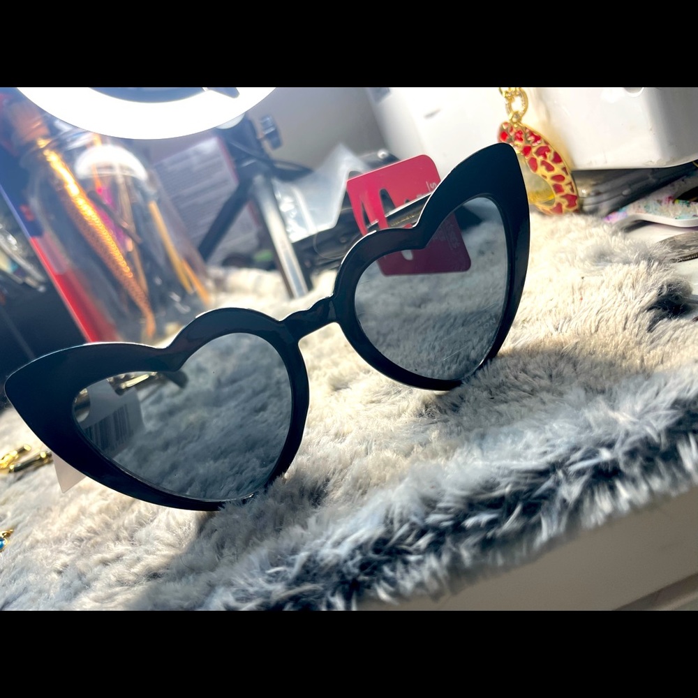 My favorite sunglasses ever in every color!! They just go either everything 😊